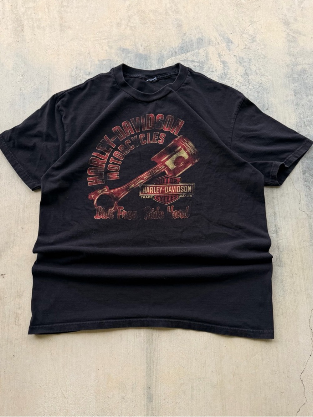 Vintage Harley-Davidson Black Short Sleeve Tee with Red Accented Piston Graphic
